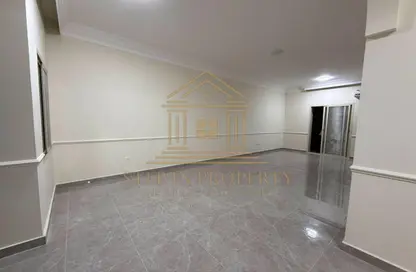 Villa - 3 Bedrooms - 3 Bathrooms for rent in Umm Al Seneem Street - Ain Khaled - Doha