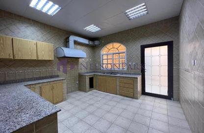Apartment - 5 Bedrooms - 7 Bathrooms for rent in Duhail Villas - Al Duhail - Doha