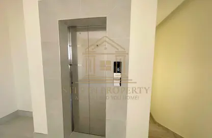 فيلا - 8 غرف نوم - 8 حمامات للايجار في شارع عمار بن ياسر - العزيزية - الدوحة