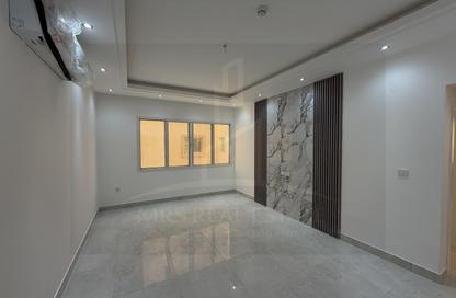 Apartment - 2 Bedrooms - 2 Bathrooms for rent in Bin Dirham 1 - Al Mansoura - Doha