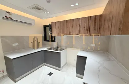 شقة - 2 غرف نوم - 2 حمامات للايجار في شارع النصر - النصر - الدوحة