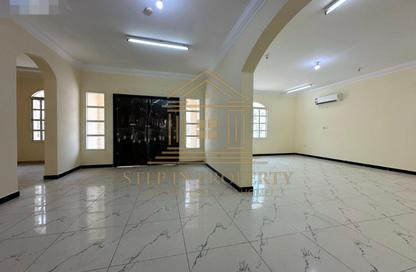 Villa - 5 - 5 for rent in Umm Al Seneem Street - Ain Khaled - Doha