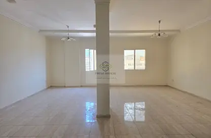 Apartment - 2 Bedrooms - 3 Bathrooms for rent in Umm Ghuwailina 4 - Umm Ghuwailina - Doha