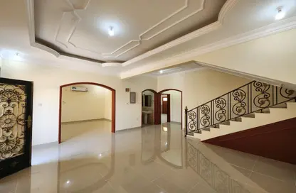 فيلا - 5 غرف نوم - 5 حمامات للايجار في عين خالد - الدوحة