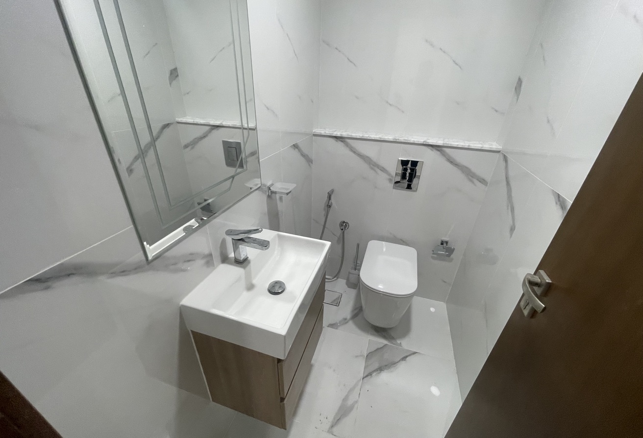 BEAUTIFUL 2 BEDROOM  APARTMENT IN VENICE TOWER thumbnail 9