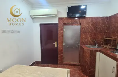 Apartment - Studio - 1 Bathroom for rent in Umm Ghwailina Comm - Umm Ghuwalina - Umm Ghuwailina - Doha