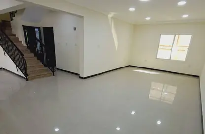 مجمع سكني - 3 غرف نوم - 3 حمامات للايجار في سوق الغرافة - الغرافة - الدوحة