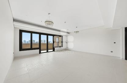 Apartment - 3 Bedrooms - 4 Bathrooms for rent in Tower 22 - Porto Arabia - The Pearl Island - Doha