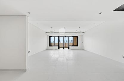 Apartment - 3 Bedrooms - 4 Bathrooms for rent in Tower 22 - Porto Arabia - The Pearl Island - Doha