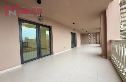 شقة - 2 غرف نوم - 3 حمامات للايجار في طريق بورتو الغربي - بورتو أرابيا - جزيرة اللؤلؤة - الدوحة