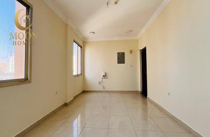 Apartment - 2 Bedrooms - 2 Bathrooms for rent in Umm Ghwailina Comm - Umm Ghuwalina - Umm Ghuwailina - Doha