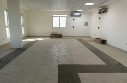 Shop - Studio - 1 Bathroom for rent in Madinat Khalifa - Doha