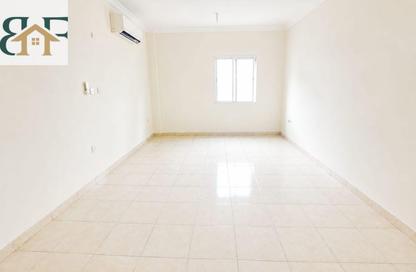 Apartment - 2 Bedrooms - 1 Bathroom for rent in Umm Ghwailina Comm - Umm Ghuwalina - Umm Ghuwailina - Doha
