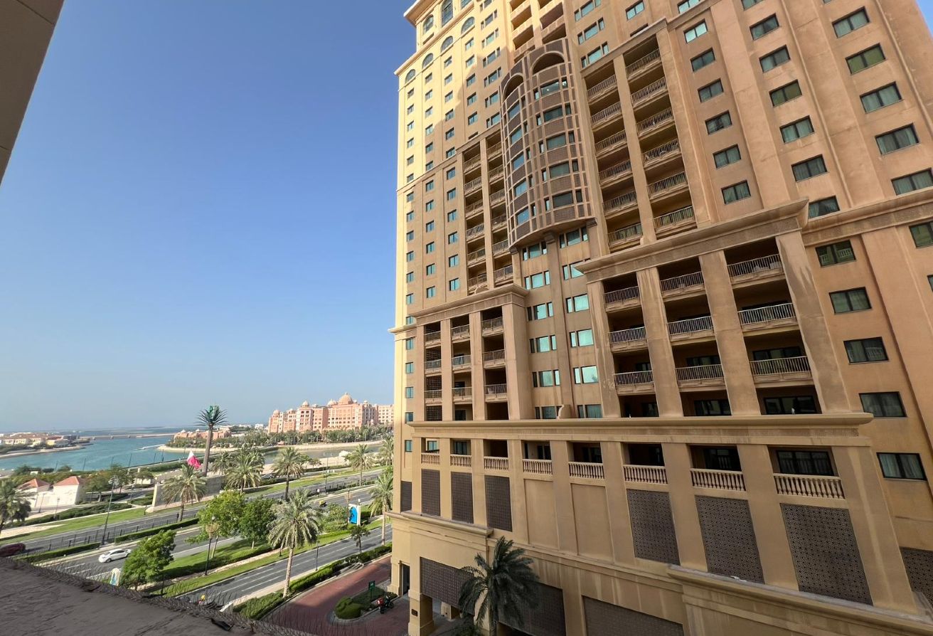 COZY STUDIO IN PEARL | FURNISHED | WITH BALCONY thumbnail 5