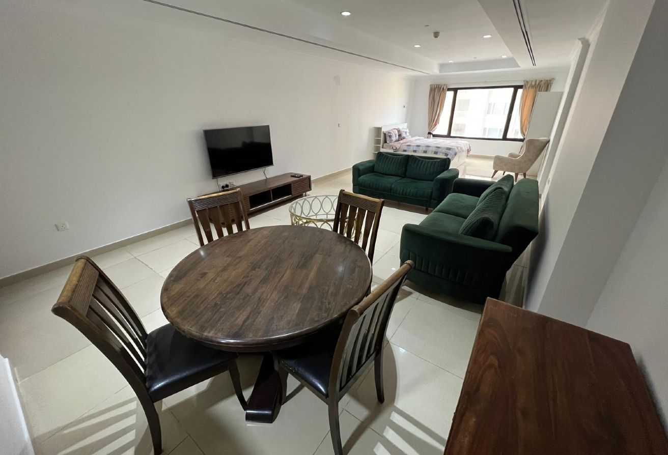 COZY STUDIO IN PEARL | FURNISHED | WITH BALCONY thumbnail 6