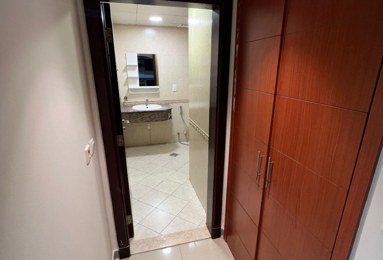 COZY STUDIO IN PEARL | FURNISHED | WITH BALCONY thumbnail 9