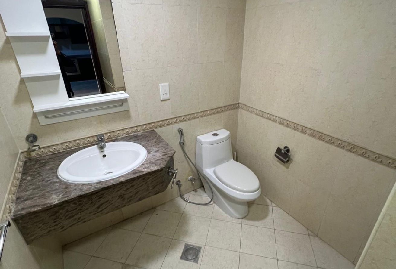 COZY STUDIO IN PEARL | FURNISHED | WITH BALCONY thumbnail 4