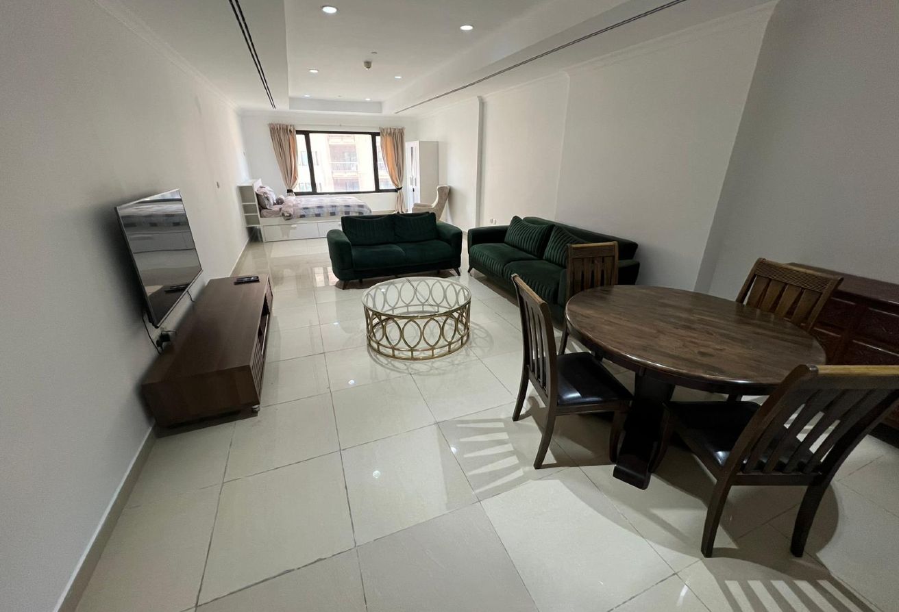 COZY STUDIO IN PEARL | FURNISHED | WITH BALCONY thumbnail 7