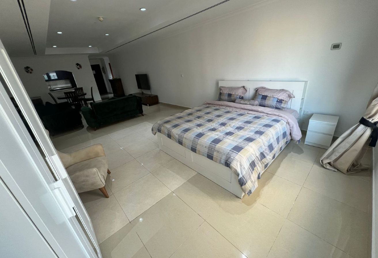 COZY STUDIO IN PEARL | FURNISHED | WITH BALCONY thumbnail 10
