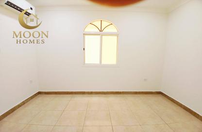 Apartment - 2 Bedrooms - 2 Bathrooms for rent in Umm Ghuwailina 4 - Umm Ghuwailina - Doha