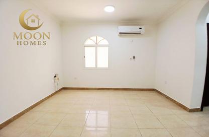 Apartment - 2 Bedrooms - 2 Bathrooms for rent in Umm Ghuwailina 4 - Umm Ghuwailina - Doha