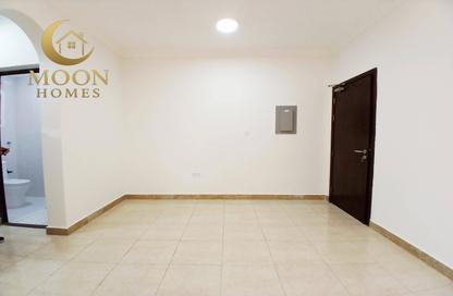 Apartment - 2 Bedrooms - 2 Bathrooms for rent in Umm Ghuwailina 4 - Umm Ghuwailina - Doha