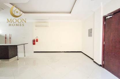 Apartment - 1 Bedroom - 1 Bathroom for rent in Umm Ghuwailina 4 - Umm Ghuwailina - Doha