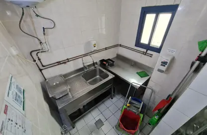 محل - استوديو - 4 حمامات للايجار في الغانم القديم - الغانم - الدوحة