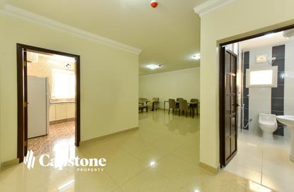 شقة - 2 غرف نوم - 2 حمامات للايجار في شارع النجمة - طريق المطار القديم - الدوحة