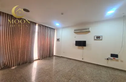 Apartment - 1 Bedroom - 1 Bathroom for rent in Umm Ghwailina Comm - Umm Ghuwalina - Umm Ghuwailina - Doha