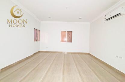 Apartment - 2 Bedrooms - 2 Bathrooms for rent in Umm Ghuwalina - Umm Ghuwailina - Doha