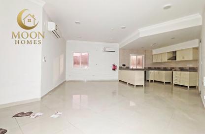 Apartment - 2 Bedrooms - 2 Bathrooms for rent in Umm Ghuwalina - Umm Ghuwailina - Doha