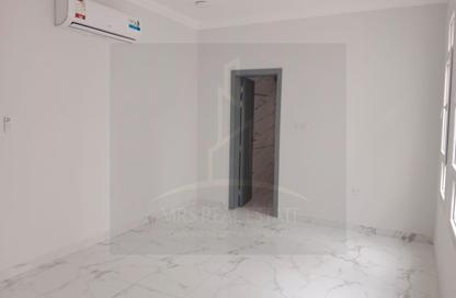 Apartment - 3 Bedrooms - 2 Bathrooms for rent in Umm Ghwailina Comm - Umm Ghuwalina - Umm Ghuwailina - Doha