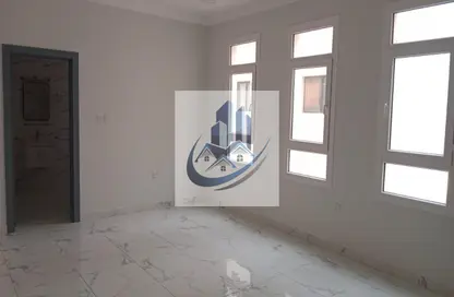 Apartment - 3 Bedrooms - 2 Bathrooms for rent in Umm Ghwailina Comm - Umm Ghuwalina - Umm Ghuwailina - Doha