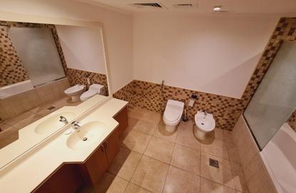 Apartment - 2 Bedrooms - 3 Bathrooms for rent in Tower 8 - Porto Arabia - The Pearl Island - Doha