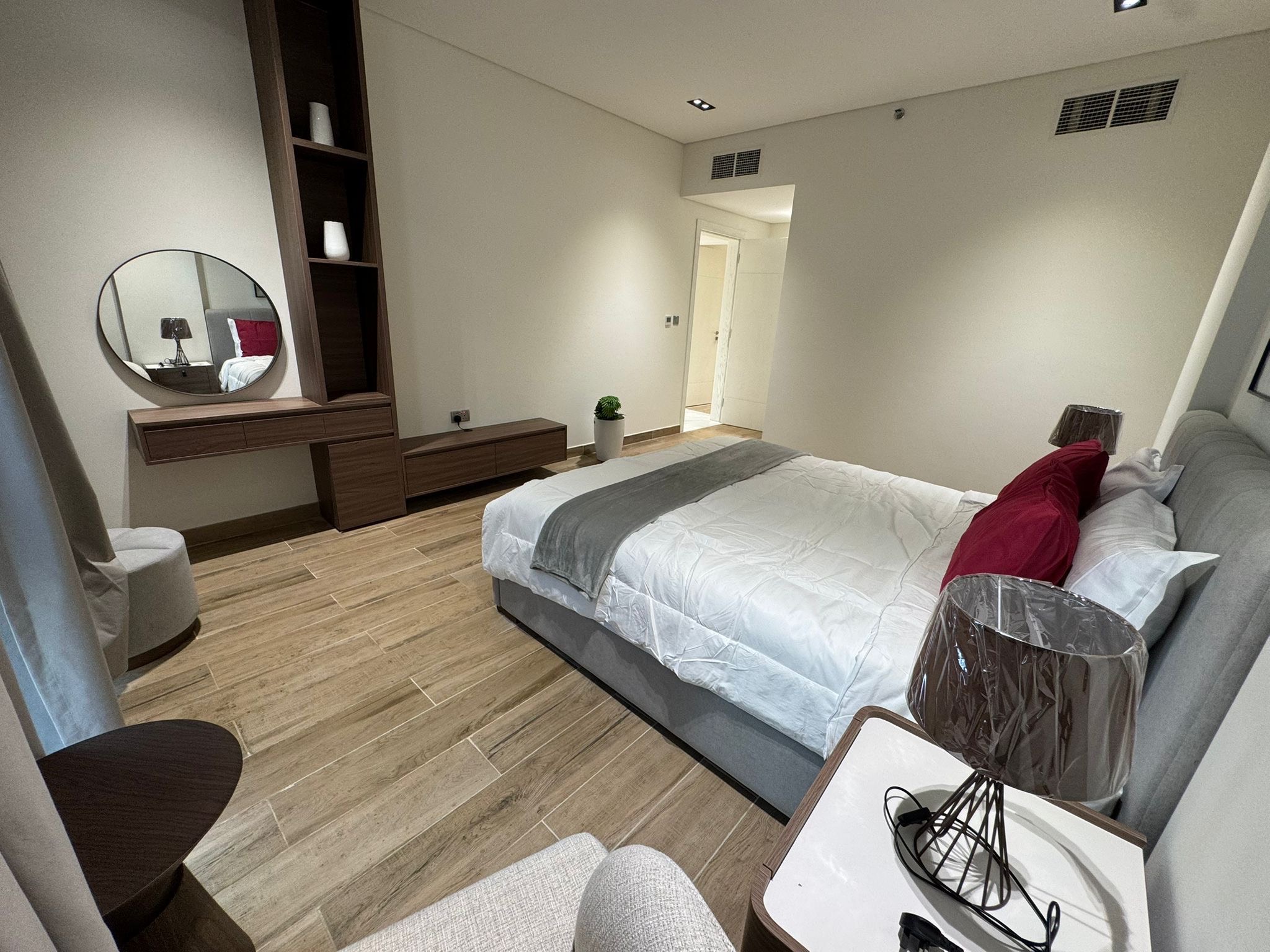 BRAND NEW 1 BEDROOM FULLY FURNISHED WITH BALCONY thumbnail 9