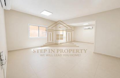 Apartment - 2 Bedrooms - 2 Bathrooms for rent in Al Khair Tower - Corniche Road - Corniche Road - Doha