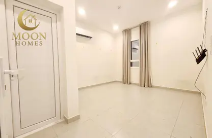 Apartment - 2 Bedrooms - 2 Bathrooms for rent in Umm Ghwailina Comm - Umm Ghuwalina - Umm Ghuwailina - Doha