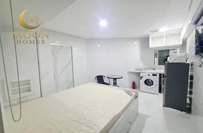 Apartment - Studio - 1 Bathroom for rent in Umm Ghwailina Comm - Umm Ghuwalina - Umm Ghuwailina - Doha