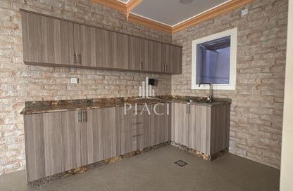 Apartment - 2 Bedrooms - 2 Bathrooms for rent in Umm Ghwailina Comm - Umm Ghuwalina - Umm Ghuwailina - Doha