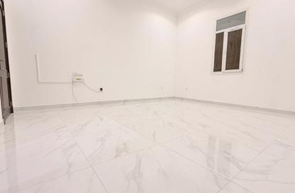 Apartment - Studio - 1 Bathroom for rent in Umm Al Seneem Street - Ain Khaled - Doha