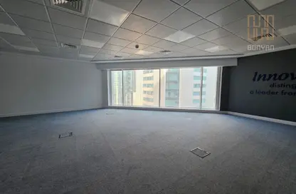 مساحات مكتبية - 8 غرف نوم - 5 حمامات للايجار في برج وست باي - الخليج الجنوبي - الخليج الغربي - الدوحة