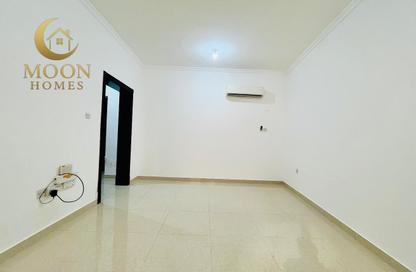 Apartment - 2 Bedrooms - 1 Bathroom for rent in Umm Ghwailina Comm - Umm Ghuwalina - Umm Ghuwailina - Doha