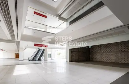 Shop - Studio - 1 Bathroom for rent in Umm Al Seneem Street - Ain Khaled - Doha