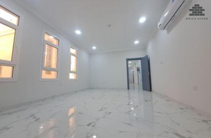 Apartment - 3 Bedrooms - 3 Bathrooms for rent in Umm Ghwailina Comm - Umm Ghuwalina - Umm Ghuwailina - Doha