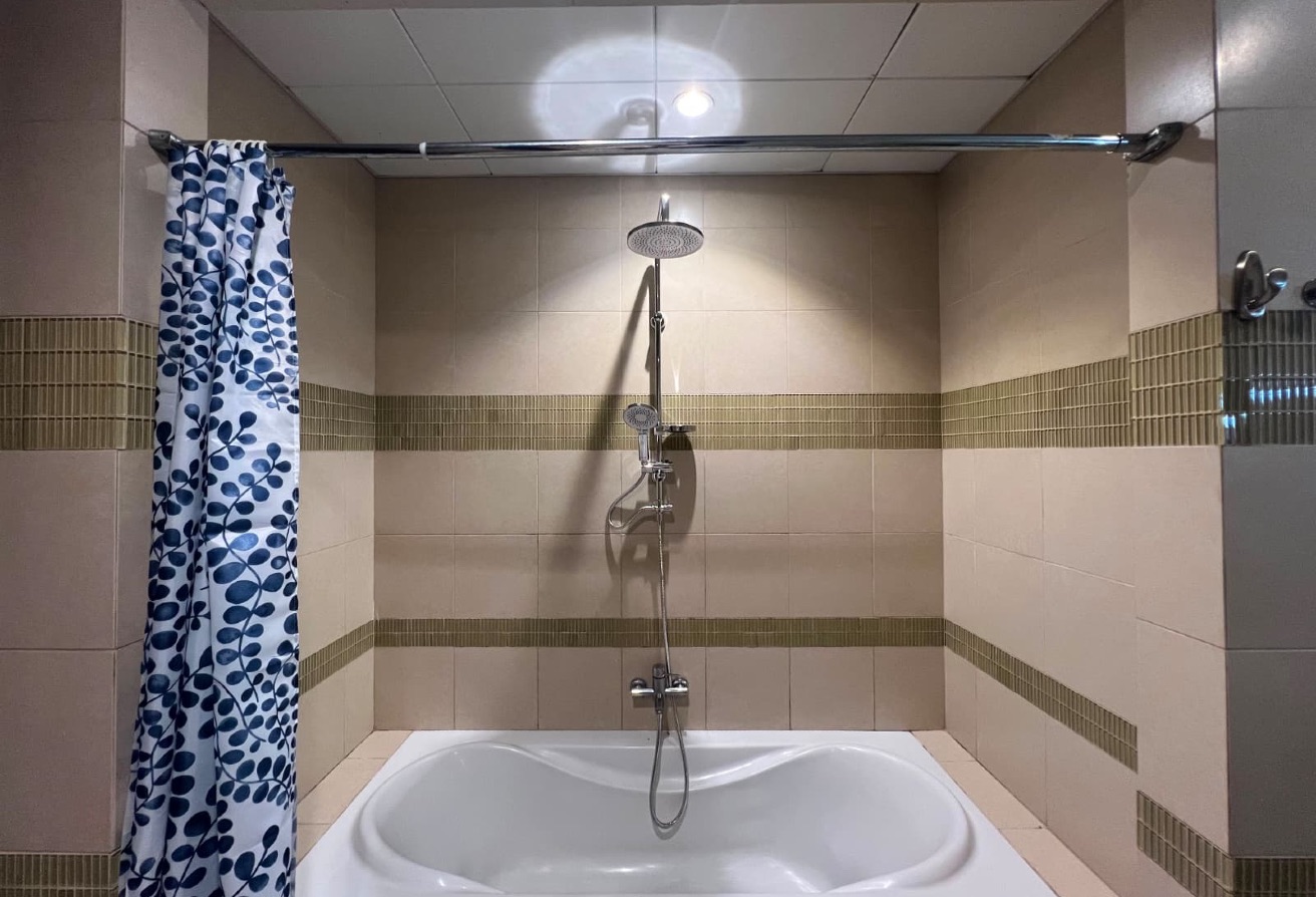 Luxury 2BR | Porto Arabia | Furnished thumbnail 16