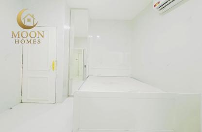 Apartment - Studio - 1 for rent in Umm Ghwailina Comm - Umm Ghuwalina - Umm Ghuwailina - Doha