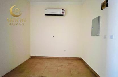 Apartment - 2 Bedrooms - 1 Bathroom for rent in Umm Ghwailina Comm - Umm Ghuwalina - Umm Ghuwailina - Doha