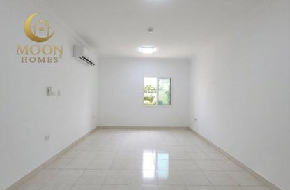 Apartment - 2 Bedrooms - 1 Bathroom for rent in Umm Ghuwailina 4 - Umm Ghuwailina - Doha