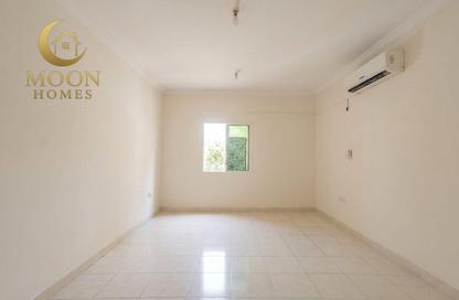 Apartment - 2 Bedrooms - 1 Bathroom for rent in Umm Ghuwailina 4 - Umm Ghuwailina - Doha